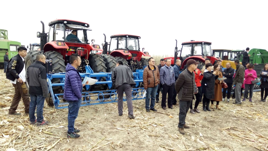 時(shí)風(fēng)國三大型拖拉機(jī)在黑龍江省深松深耕現(xiàn)場(chǎng)演示會(huì)上大放異彩